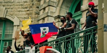 Meclis8217te-Gerilim-AKP8217li-Vekil-Emekli-Pankartini-Kaldirdi-featured