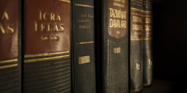 Akin-Gurlek8217ten-Ozgur-Ozel8217e-suc-duyurusu-ve-1-TL8217lik-tazminat-davasi-featured