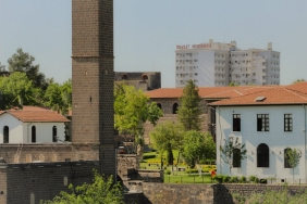 Diyarbakır'da Kolon Çatlağı Sesleri Duyulan Bina Boşaltıldı 4 Diyarbakir8217da-Kolon-Catlagi-Sesleri-Duyulan-Bina-Bosaltildi-featured
