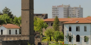 Diyarbakir8217da-Kolon-Catlagi-Sesleri-Duyulan-Bina-Bosaltildi-featured