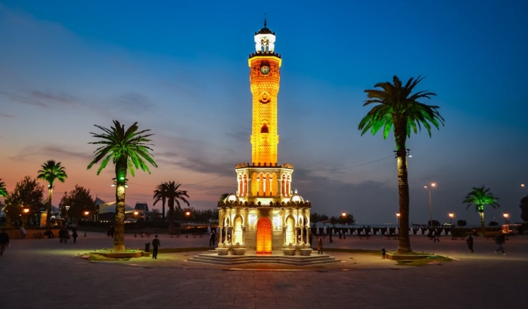 Izmir8217de-Takside-Kanli-Gece-Sofor-Bicaklanarak-Yaralandi-featured