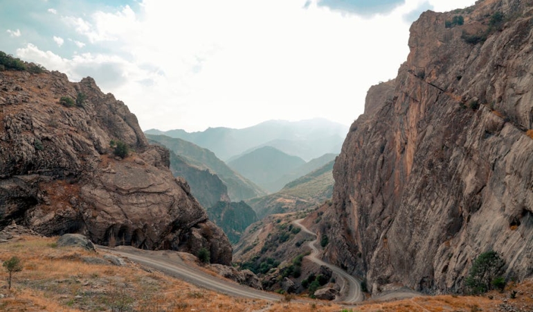 Hakkari-Van-Karayolu-Cilesi-Gunlerdir-Kapali-Yol-Krizi-Buyuyor-featured