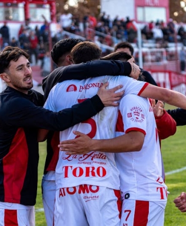 Man-Utd-Nottingham-Forest-Karsisinda-Muhtesem-Bir-Geri-Donusle-Kazandi-featured