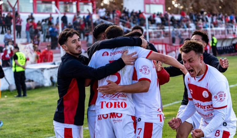 Man-Utd-Nottingham-Forest-Karsisinda-Muhtesem-Bir-Geri-Donusle-Kazandi-featured